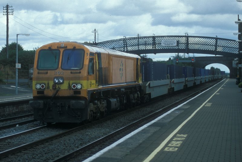 IERLAND sep 2003 Kildare LOC 202 oranje / met container trein