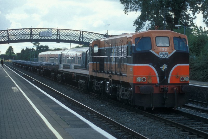 IERLAND sep 2003 Kildare LOC 192 met platte wagons geladen met betonnen bielsen