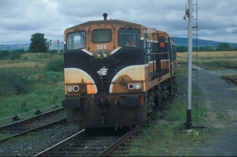 IERLAND sep 2003 Limerick junction LOC 186 bij aankomst met personen trein