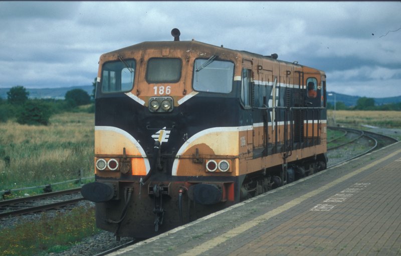 IERLAND sep 2003 Limerick junction LOC 186 bij het opnieuw kop maken voor de terug reis naar Limerick