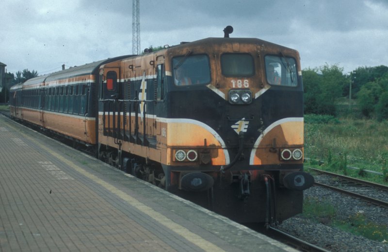 IERLAND sep 2003 Limerick junction LOC 186 klaar voor vertrek naar Limerick