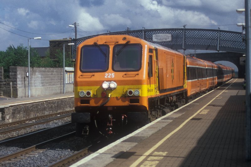 IERLAND sep 2005 Kildare LOC 225 met personen trein
