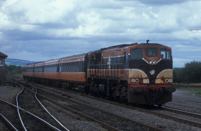 IERLAND sep 2005 Limerick Junction LOC 085 oranje / met personen trein