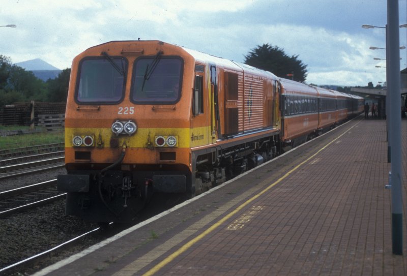 IERLAND sep 2005 Limerick Junction LOC 225 bj 1994/95 : 3300 pk