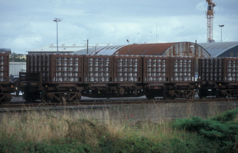 IERLAND sep 2005 Limerick VLAKKEN WAGON met bier vaten