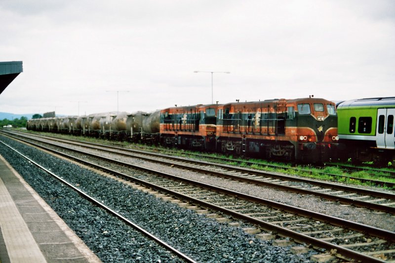 ierland sep 2007 limerick juncktion LOC No 169+185
met CEMENT WAGONS