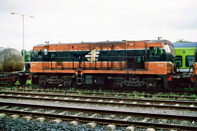 ierland sep 2007 limerick junction LOC No 185
de loc behoort eigelijk tot de CLASS 181
heeft 1000 PK [PS]is gebouwt in 1966
er zijn er 11 van gebouwt