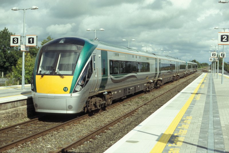 IERLAND sep 2008 BALLYBROPHY TREINSTEL 25 en 12 2x3 delig 
elke eenheid heeft een eigen diesel moter
in dit geval 6 motoren
