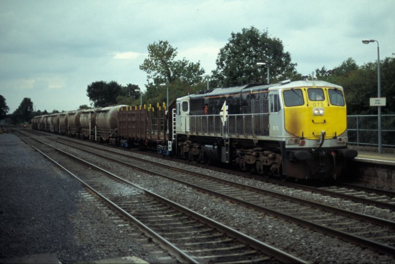 IERLAND sep 2008 Kildare LOC No 075 in NIEUWE KLEUR met cement trein