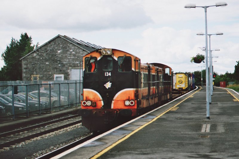 ierland september 2006 athlone diezelloc 134+124 met cargotrain