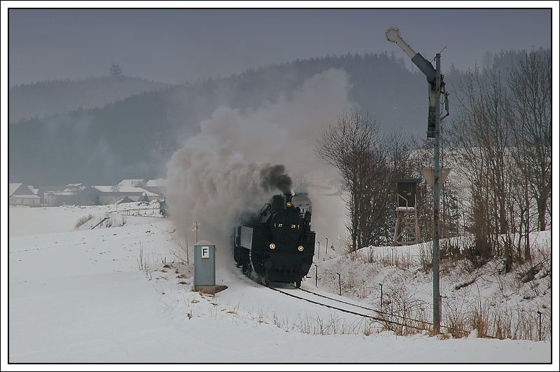 IGE Dampfsonderzug D 16111 am 5.1.2008 beim Einfahrsignal des Bahnhofes Hausruck. An der Spitze des Zuges – GEG 77.28
