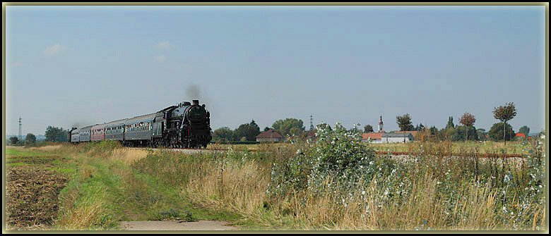 IGE Dampfsonderzug R 16632 (Wien-Floridsdorf nach Laa a.d. Thaya)am 22.9.2006 kurz nach Hadres im Weinviertel mit 33.132 an der Spitze und 77.250 (ex. BB 77.244 / ex. BB 629.59) als Schublok.

Da ich an diesem Tag Probleme mit meinem Standartobjektiv hatte, und zeitweise nur auf mein Teleobjektiv zurck greifen konnte, habe ich in diesem Fall aus zwei Bildern eines gemacht.
