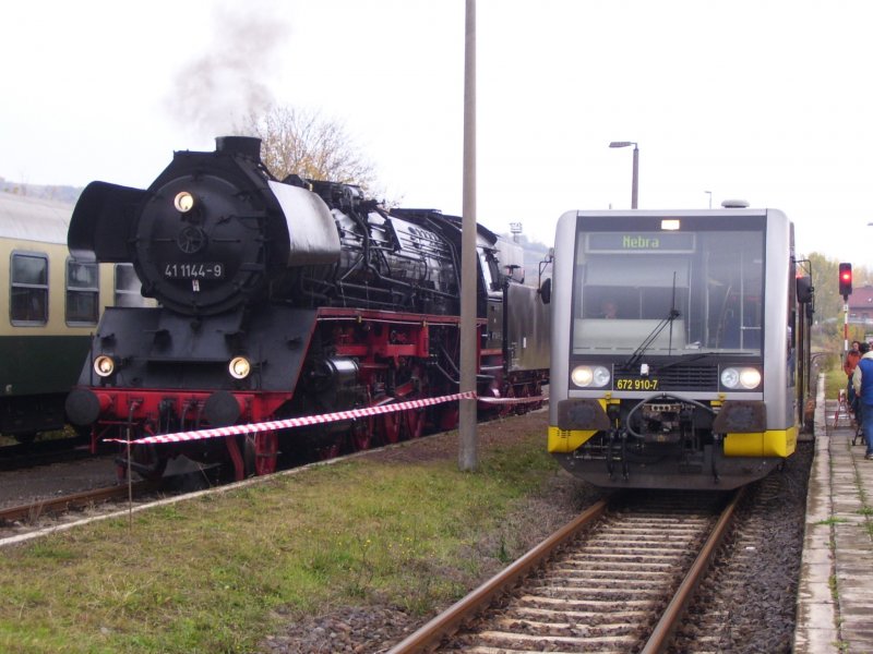 IGE Werrabahn 41 1144-9 mit dem Leerzug des  Rtkppchen Express  aus Eisenach und Burgenlandbahn 672 910-7 als RB nach Nebra, im Bf Karsdorf; 21.10.2007