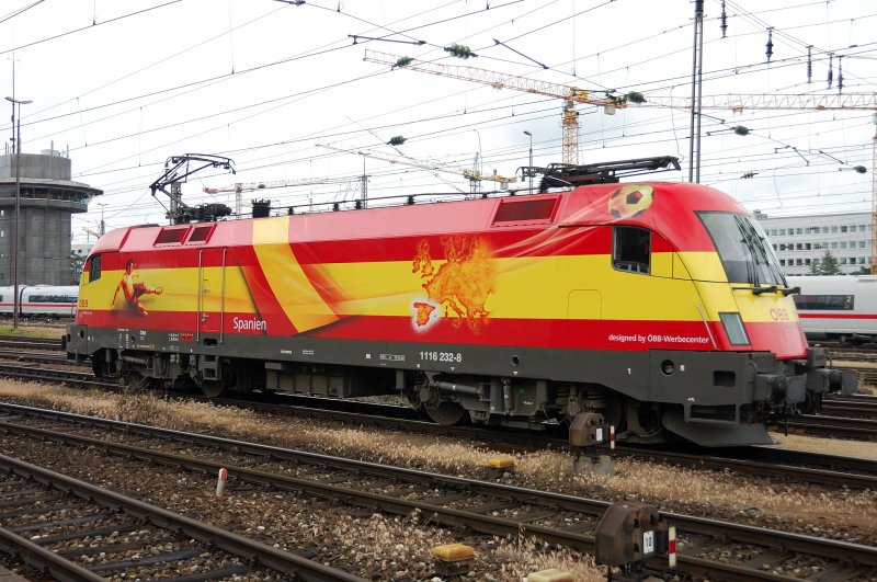 Ihm steht diese Farbkombination: 1116 232-8... der  Spanier .
M�nchen Hbf, Vorfeld, 16.06.2008 .