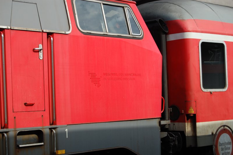 Ihre Herkunft kann die 218 mit der Ordnungsnummer 434 nicht abstreiten, denn sie trgt immer noch, wenn auch nur noch blass die Aufschrift  Mein Weg, der Nahverkehr in Schleswig-Holstein . Die Lok wechselte am 14.12.2008 von Lbeck nach Ulm. Das Bild stammt vom 12.8.2009.