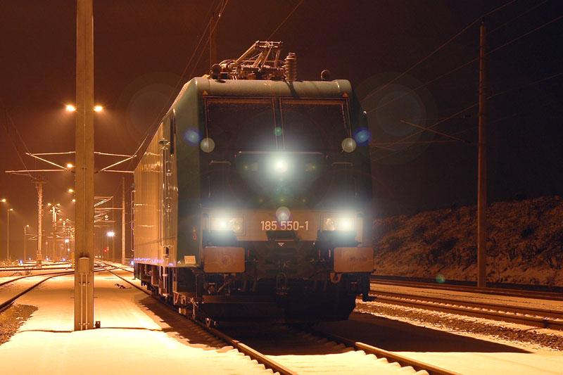 Ihre Jungfernfahrt f�hrte 185 550-1 gleich nach �sterreich. Sie bespannte den LTE Contianerzug G 43937 von Neuss ins Cargo Center Graz Kalsdorf. Das Bild zeigt die Maschine am 24.11.2005 mit rund 1200 KM  am Buckel  kurz nach ihrer Ankunft mit dem Containerzug aus Neuss.