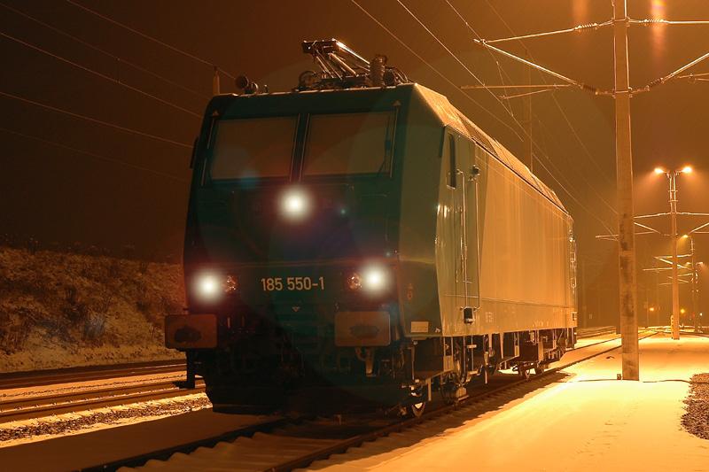 Ihre Jungfernfahrt f�hrte 185 550-1 gleich nach �sterreich. Sie bespannte den LTE Contianerzug G 43937 von Neuss ins Cargo Center Graz Kalsdorf. Das Bild zeigt die Maschine am 24.11.2005 mit rund 1200 KM  am Buckel  kurz nach ihrer Ankunft mit dem Containerzug aus Neuss.