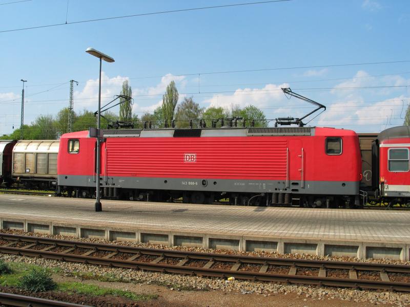 Ihre Schokoladenseite zeigt uns 143 888 am sonnigen 2.5.2006 in Plattling HBF.