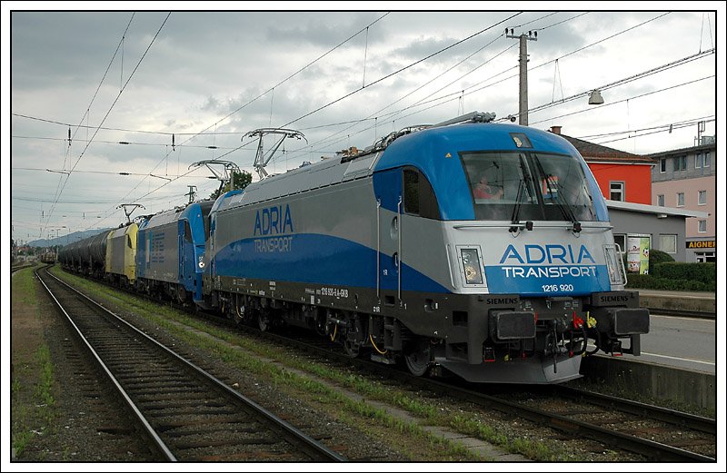 Ihren ersten auerplanmigen Einsatz vor dem Leerkerosinzug 48431 (Wien-Schwechat - Koper) hatte 1216 920 der Adria Transport (50%ige Tochterfirma der Graz-Kflacher Bahn und Busbetrieb GmbH) am 27.6.2008. Da die Maschine in Kapfenberg, wo die Aufnahme entstand, nicht an das Zugende gesetzt werden konnte, war sie bis Niklasdorf an diesem Tag Zuglok.