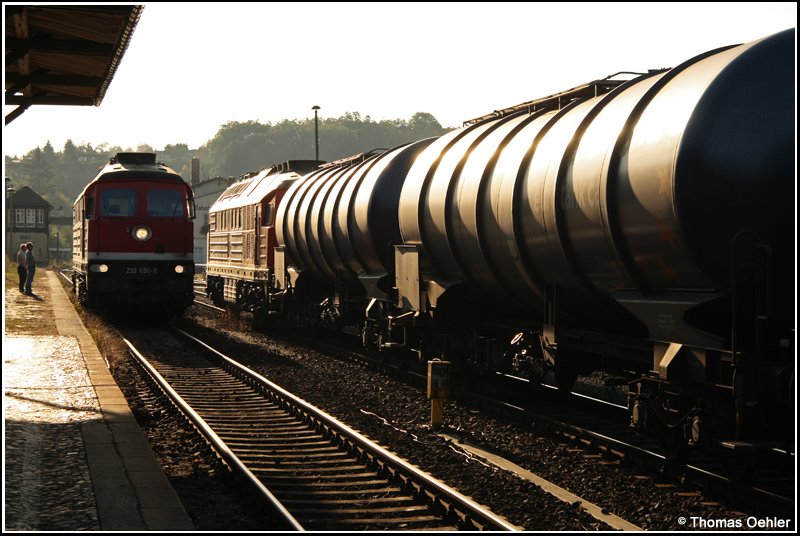 Im abendlichen Gegenlicht des 24.09.07 stehen 232 690 und 233 562 mit ihrem Kesselzug im Bf Nossen.