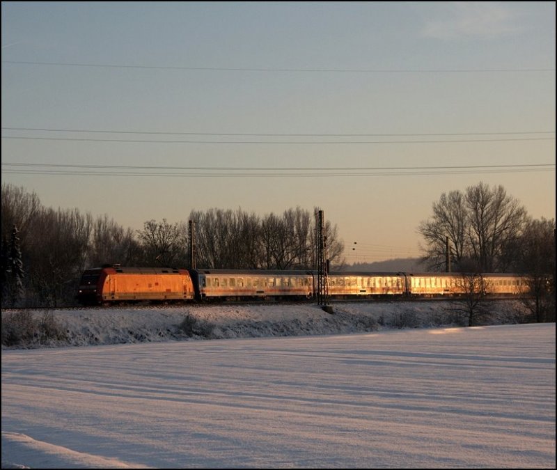 Im Abendlicht bringt eine unbekannte 101er den InterCity 1806 von Kln nach Hamburg.

