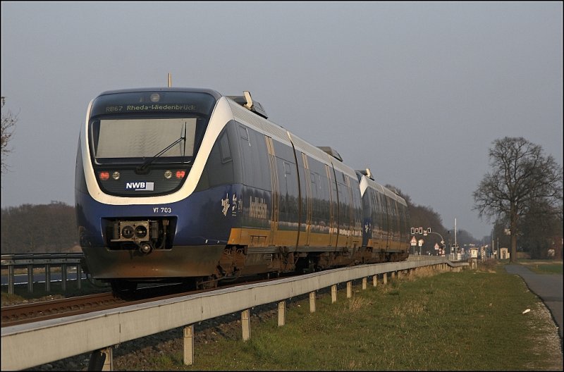 Im Abendlicht des 02.04.2009 sind VT747 und VT703 als RB67  DER WARENDORFER  nach Bielefeld Hbf bzw. Rheda-Wiedenbrck unterwegs.
