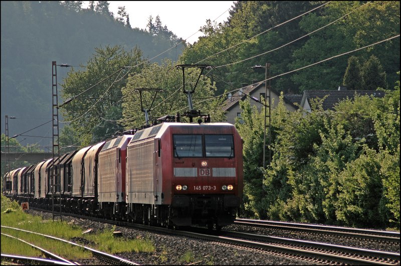 Im Abendlicht des 12.05.2008 schleppen die 145 073 und 145 029 einen schweren Coilzug durch das Sauerland Richtung Finnentrop.
