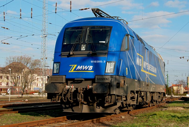 Im Abendlicht des 16.03.2009 stand die 1116 911 der Mittelweserbahn in Hegyeshalom abgestellt. 