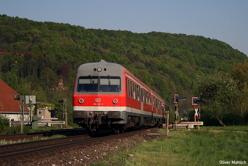 Im Abendlicht macht sich die Einheit 614 031/032 als Regionalbahn auf den Weg von Neuhaus (Pegnitz) nach Nrnberg Hbf. Aufnahme am 27. April 2007 bei Eschenbach, zwischen Haltepunkt Hohenstadt und Vorra.