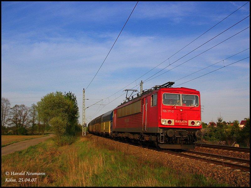 Im Abendlicht strebt 155 171 mit ihrem Steinkohle-Bunkerzug am Posten 100 bei Falkenberg/E. gen Leipzig. Klsa, 25.04.07.