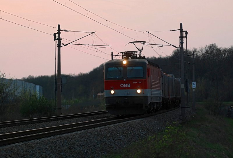 Im allerletzten Abendlicht bringt 1044 025 ihren Gterzug Richtung Wien. Die Aufnahme entstand am 09.04.2009 kurz vor der Haltestelle Leobendorf-Burg Kreuzenstein.