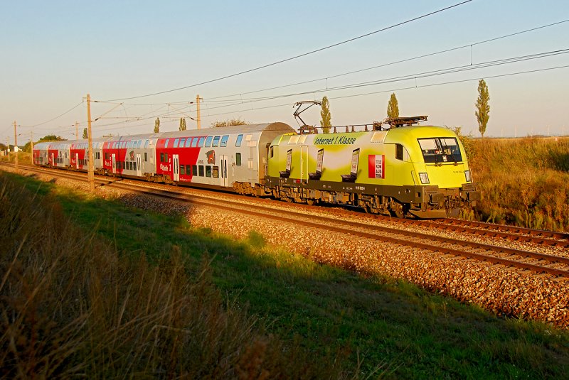 Im allerletzten Sonnenlicht ist 1116 033  Telekom Austria  mit R 2327 von Hohenau nach Payerbach-Reichenau unterwegs. Das Foto wurde am 09.09.2008 aufgenommen.