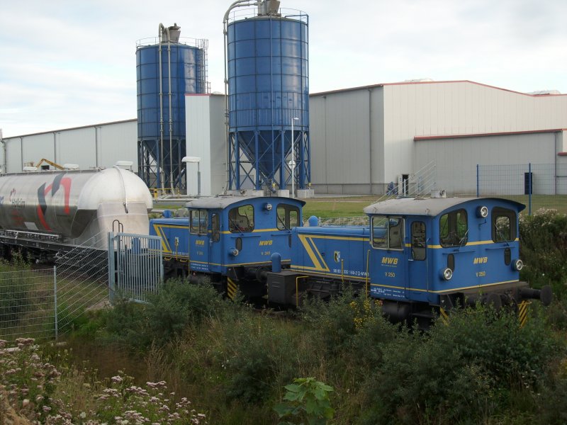 Im Anschlu Betonummandlungswerk in Mukran standen die beiden MWB Loks V250 vorn und V241 hinten am 31.August 2009.