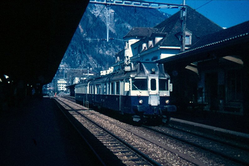 Im April 1984 konnte man im Bahnhof Interlaken West noch diese schnen alten BLS-Triebwagen sehen. Hinweis: eingescanntes Dia