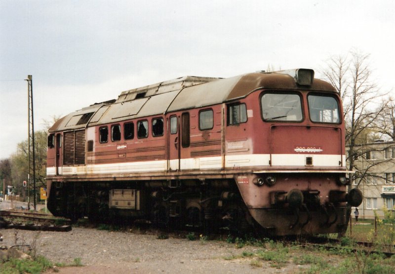 Im April 1998 steht die 220 030 im ehemaligen BW kthen abgestellt.Sie hatte einen  Heilufer  und wurde aus dem Schrottzug ausgereiht.Zerlegt wurde sie im September 98 in Kthen.
