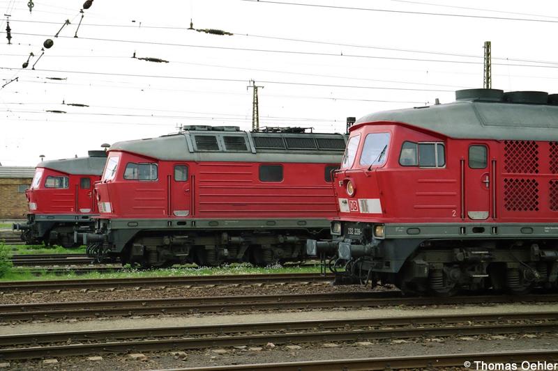 Im April 2005 geben sich 232 228 und 2 ihrer  Schwestern  im Chemnitzer Hbf ein interessantes Stelldichein.