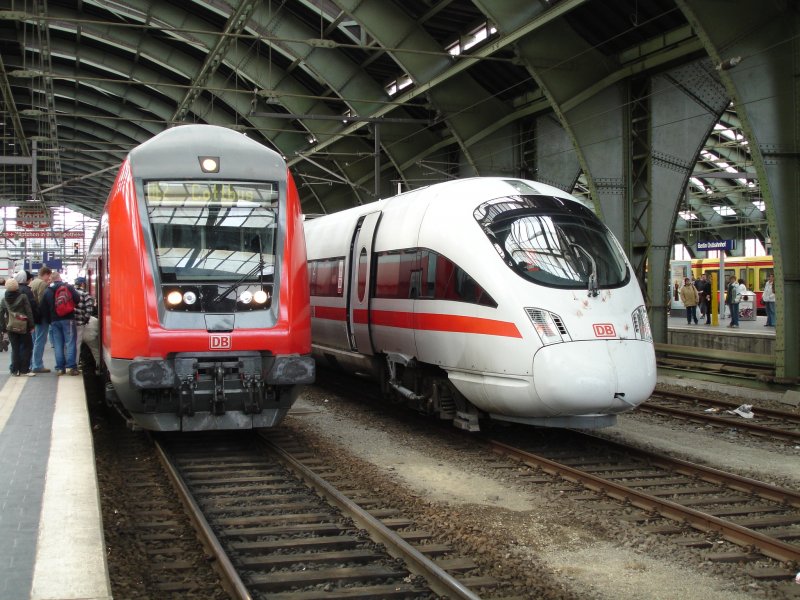 Im April 2006 macht die DB so langsam ihre Diesel-ICE Flotte wieder bereit, fr zahlreiche Einstze zur FIFA WM 2006, hier im Berliner Ostbahnhof, ergab sich diese Fotogelegenheit mit dem RE2 nach Cottbus. 
Berlin Ostbahnhof, 10.April 2006 