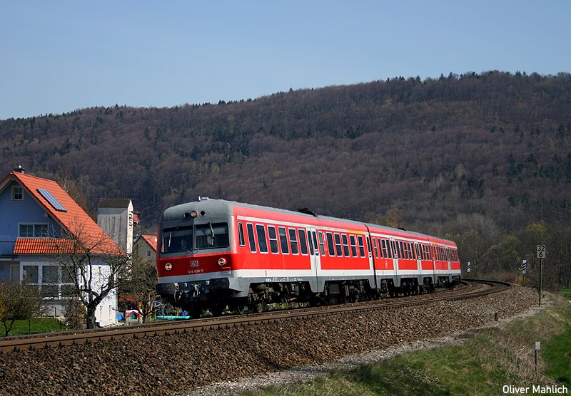 Im April 2007 passiert 614 028/029 den Ort Hohenstadt am Rande des Pegnitztals. Fahrtziel: N�rnberg Hbf.