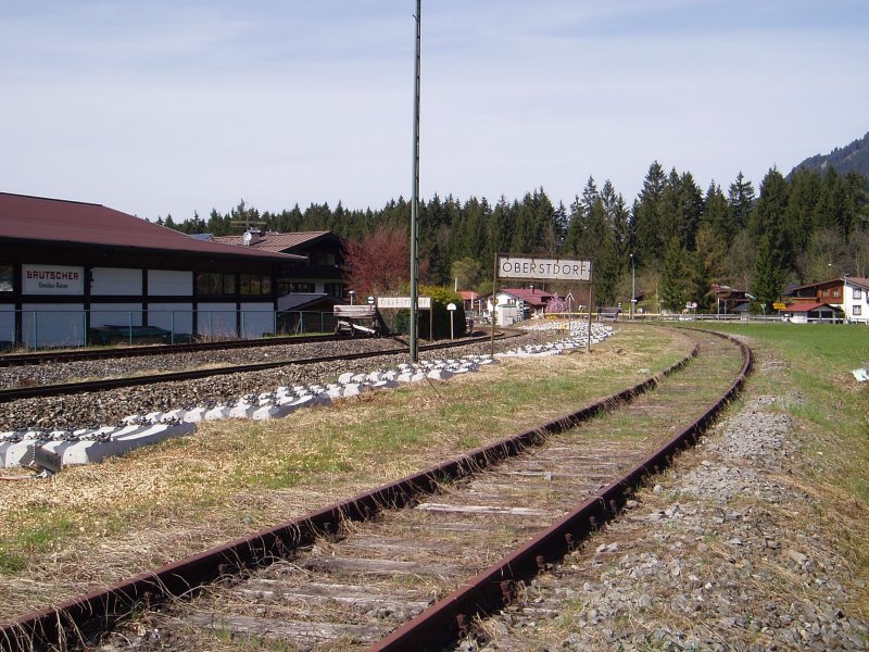 Im April und Mai 2009 wurde die Bahnstrecke zwischen Oberstdorf und Langenwang komplett erneuert. Hier Sind die Schwellen am Bahnbergang Bannholz ausgelegt worden