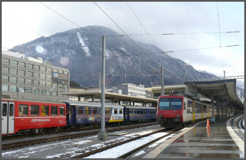 Im Arosabahnareal steht neuerdings ber die Wintermonate ortsfest ein Speisewagen von Gourmino Swiss Alps, wo der Gast im Stehen ein Mal geniessen kann. Es steht der Wagen, die Gste sitzen selbstverstndlich im gemtlichen Speisewagen. Auf Gleis 4 steht der Regio nach Ziegelbrcke. Im Hintergrund ist der Churer Hausberg Brambresch zu sehen. (12.11.2007)