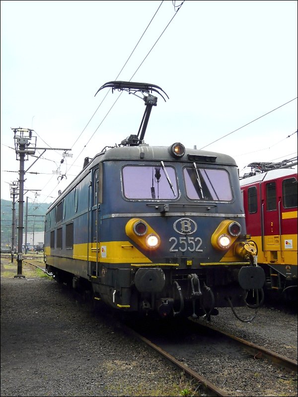 Im Atelier Kinkempois am Tag der offenen T�r stand E-Lok 2552 in den alten Beneluxfarben neben E-Lok 1190 in den neuen Beneluxfarben. Von dieser Baureihe gab es 22 St�ck. Sie verkehrten vor allem auf der Strecke Br�ssel-Amsterdam. Der Thalys hat sie dort verdr�ngt und so werden sie heute nur noch im G�terverkehr und f�r Sonderz�ge (z.B. Bergland Express) eingesetzt. 18.05.08