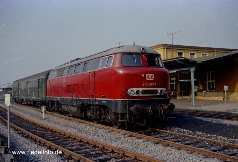 Im August 1980 wartet die  Lollo  auf Gleis 2 des Ldenscheider Bahnhofs. Heute existiert dort nur noch ein Gleis. Weichen? Fehlanzeige!