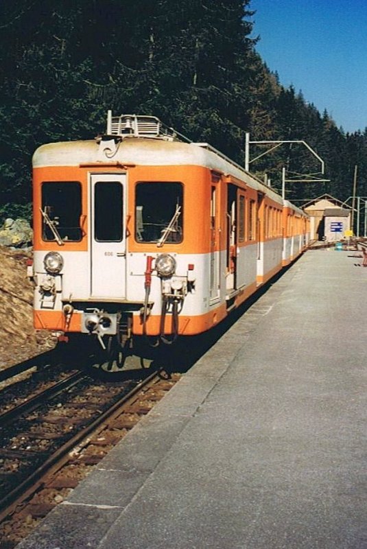Im August 1995 warten mehrere Z 600 - Triebwagen im Grenzbahnhof Le Chtelard Frontire auf Anschlussreisende nach Chamonix.(Gescanntes Foto) 