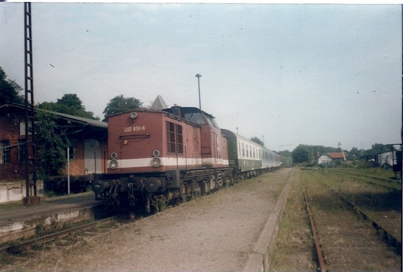 Im August 1997 fuhren zwischen Bergen/Rgen und Lauterbach noch Loks der Baureihe 202 im Sandwitch.Hier ist Lok 202 651 als Schlulok an einer Regionalbahn nach Bergen/Rgen in Putbus.