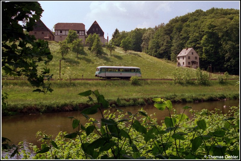 Im August 1997 ist VT 772 121 bei Stein unterhalb des Rabenbergfelsens unterwegs.