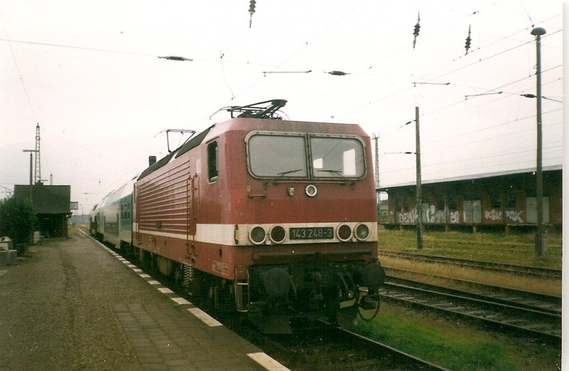 Im August 1998 fuhren noch keine Flirtzge zwischen Binz und Bergen/Rgen.Hier stand die noch in ihrer Ursprungsfarbe 143 248 mit einem Doppelstockzug nach Binz in Bergen/Rgen.