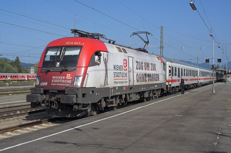 Im August 2008 hatte sie noch ihre Werbung f�r die Wiener St�dtische Versicherung. 1016 047 ist hier in Freilassing am IC K�nigssee zu sehen.