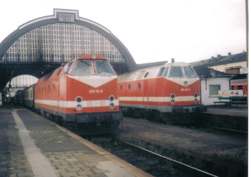 Im August '98 konnt ich 229 113 mit Ihrem RE aus W�rzburg nach Greiz und 219 142 mit RB nach Altenburg im Bild festhalten.