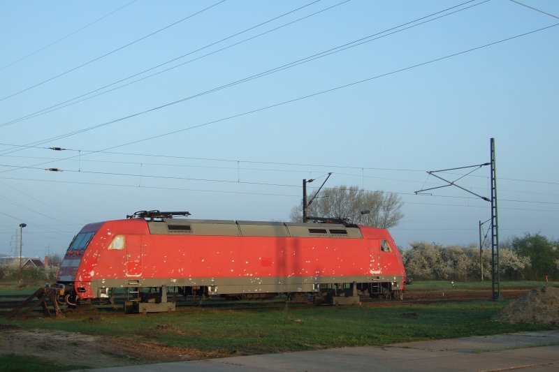 Im AW Dessau steht schon seit einigen Tagen ein reiner Lokkasten einer BR 101 ohne Drehgestelle. Einer Meinung nach ist es die 101-103, ehemals  Kuwait Airlines . 
Aber eine Nummer war nicht herauszubekommen.

Dessau, der 13.4.09