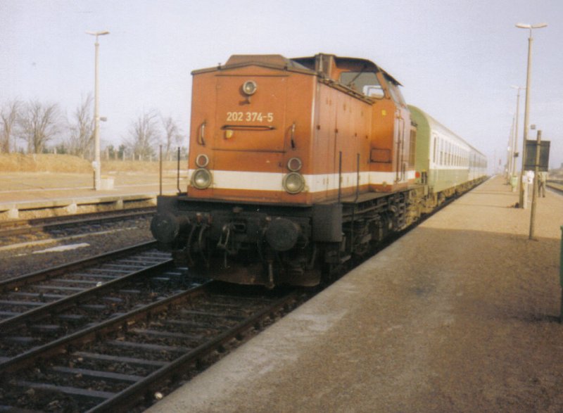 Im Bahnhof Altenberg(Erzgebirge) stand 202 374-5 mit der RB aus Dresden Hbf. Bild von Februar '99.